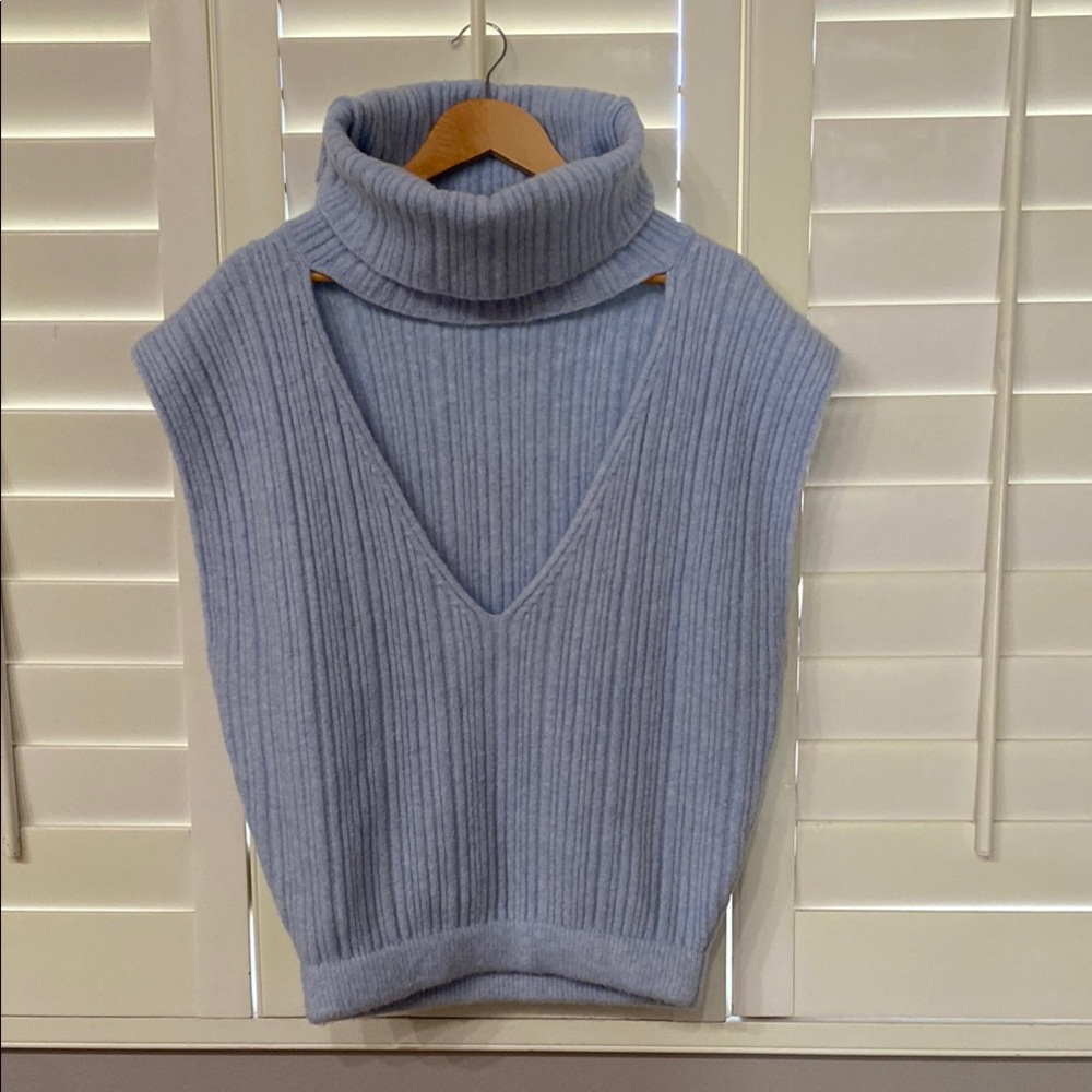 JACQUEMUS Baby Blue Ribbed Turtleneck Sleeveless Sweater. Size 38 (Italian)